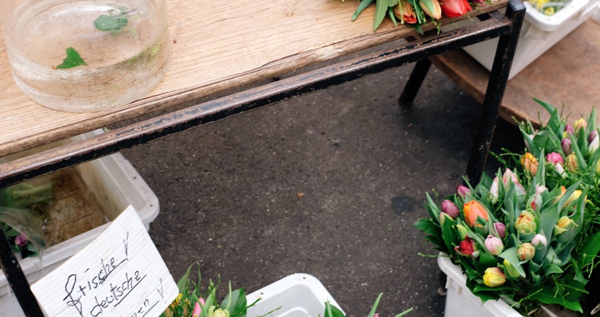 Comparison Table: Local Florist vs Global Brand